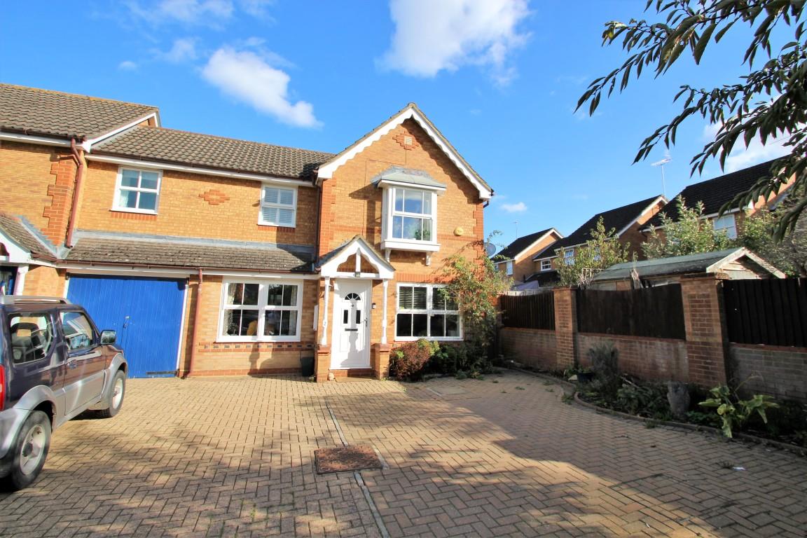 3 bed property in Trenthams Close, Reading